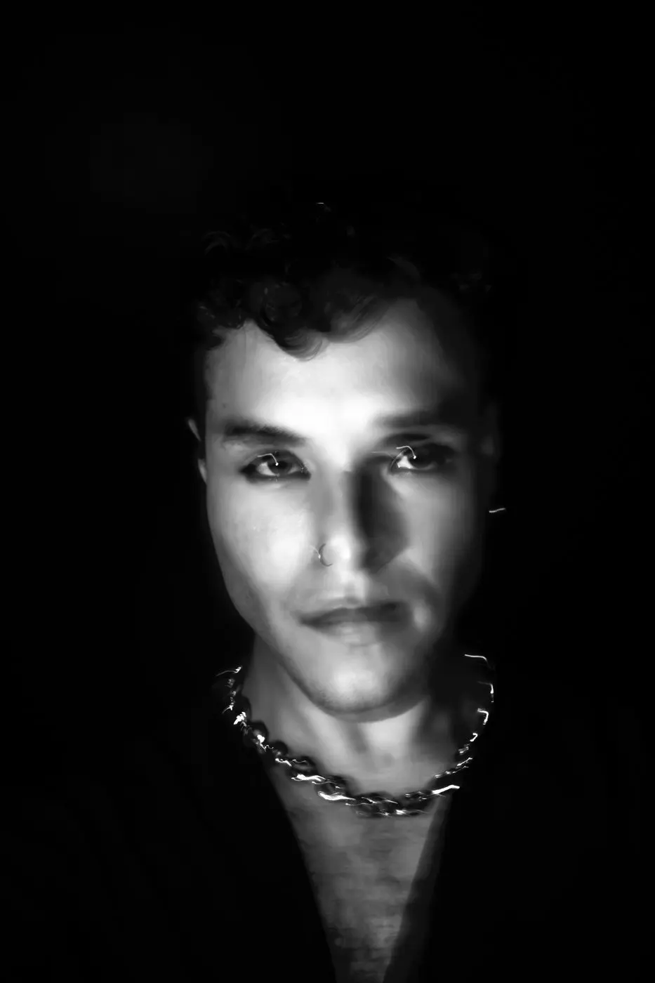 Retrato em preto e branco de Lucas Barreto, com luz lateral