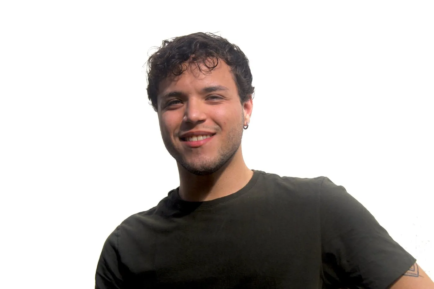 Lucas Barreto sorrindo, de camiseta verde-escura